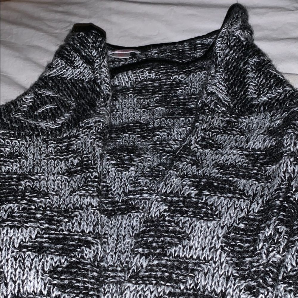 Sweaters - Picture 4 of 4